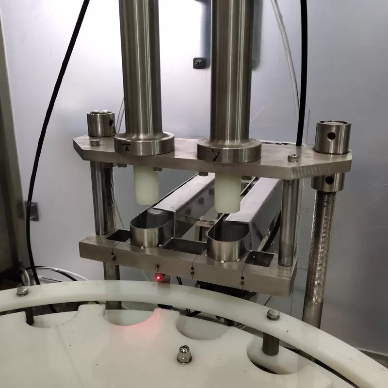सक्शन अँटी ड्रिप डिव्हाइससह 3 केडब्ल्यू आवश्यक तेल बाटली भरणे मशीन
