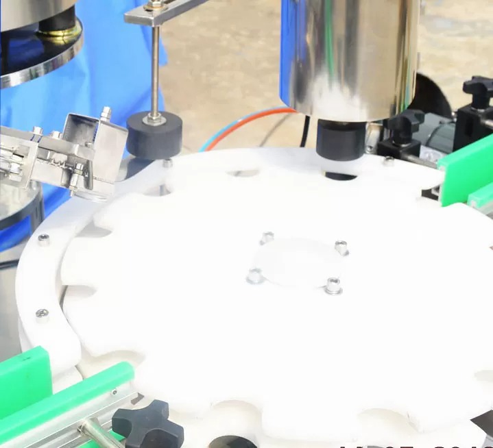 ग्लास बाटली स्वयंचलित लिक्विड फिलिंग मशीन